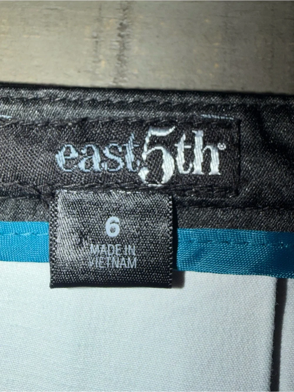 Women's‎ size 6 satin skirt East 5th Black & Gray Feather-Print A-Line Skirt